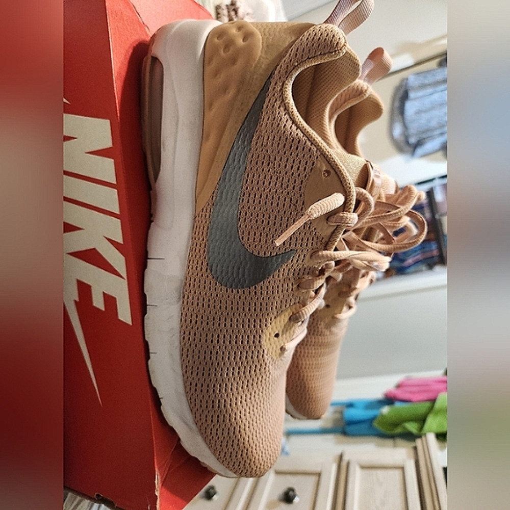 Womens Nike Air Max Motion